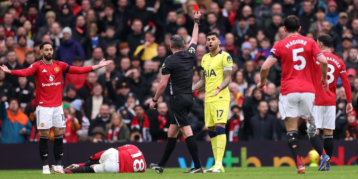 Cristian Romero Minta Maaf Usai Kartu Merah di Laga Tottenham vs Manchester United